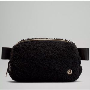 Lululemon Everywhere Black Fleece Belt Bag